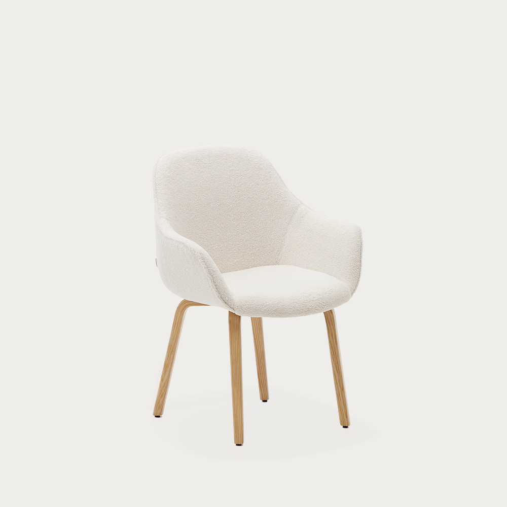 Silla Ali tapizada en borreguito blanco y patas madera maciza fresno acabado natural