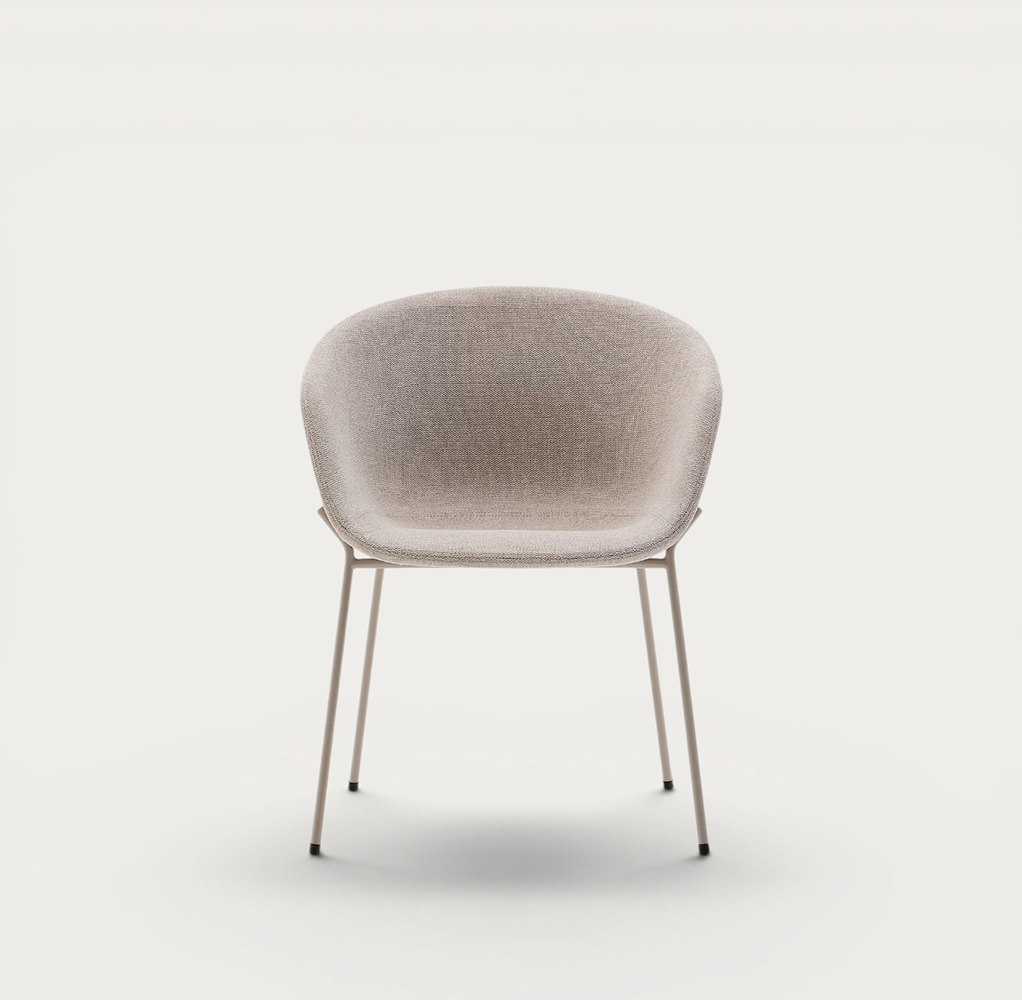 Silla Dine de chenilla beige y patas de acero con acabado beige