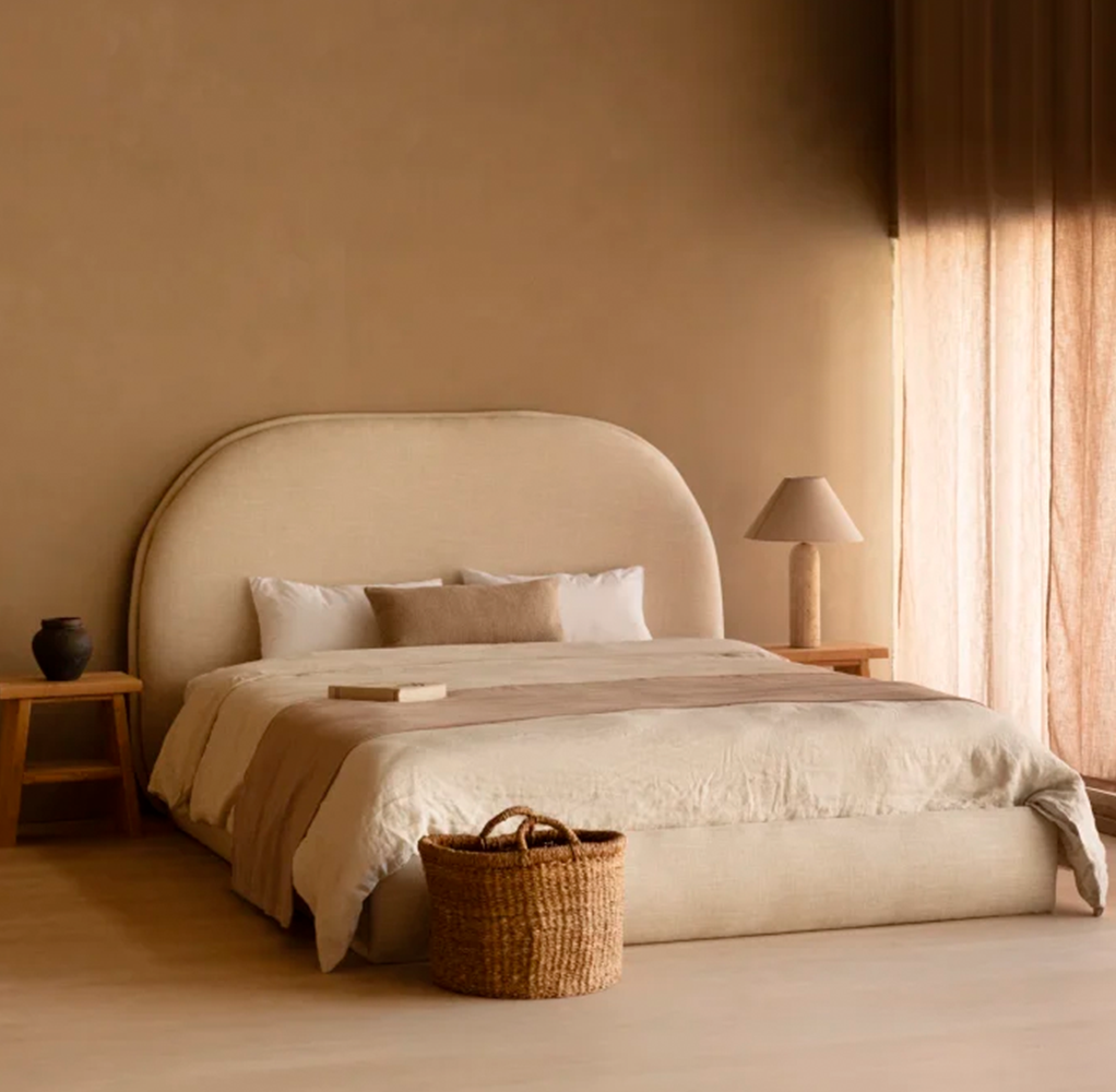 Cama con canape tapizado en lino color beige