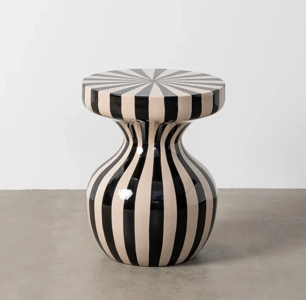 Mesa auxiliar linea crema y negro 38cm